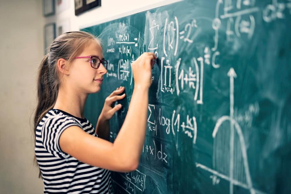 Ilustracja artykułu: Egzamin ósmoklasisty z matematyki – jak zaplanować powtórki materiału?