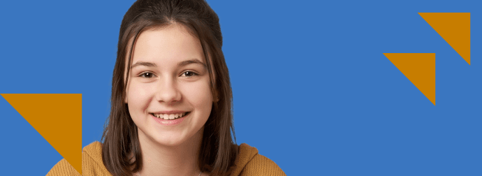Korepetycje z ukraińskiego, kafelek hero z osobą uczącą się przy biurku