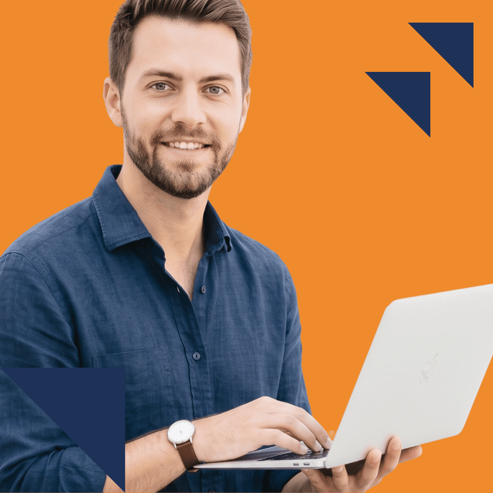 Kurs niderlandzkiego online, kafelek hero z osobą uczącą się przy laptopie