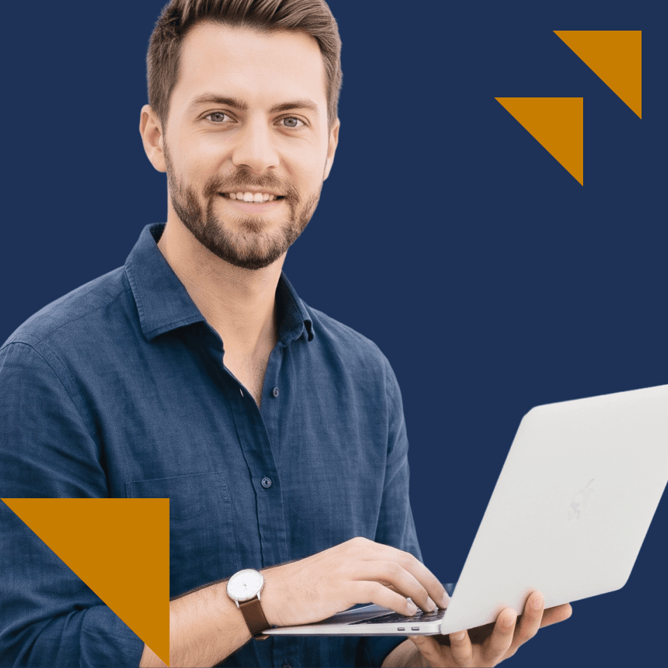 Kurs szwedzkiego online, kafelek hero z osobą uczącą się przy laptopie