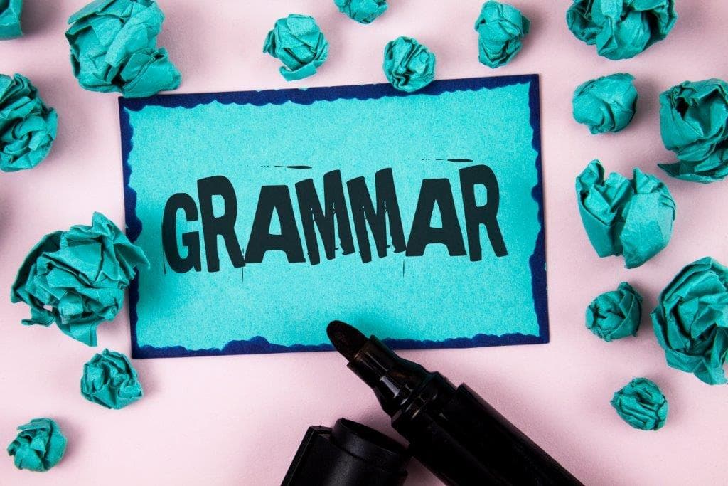 Ilustracja artykułu: Czy poprawność gramatyczna ma znaczenie w rozmowach w języku obcym?