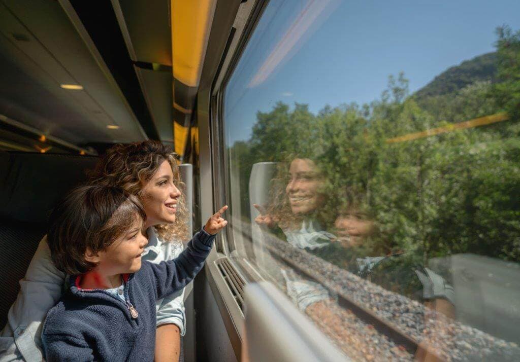 Ilustracja artykułu: Podróżowanie pociągiem, autobusem i metrem – podstawowe francuskie zwroty