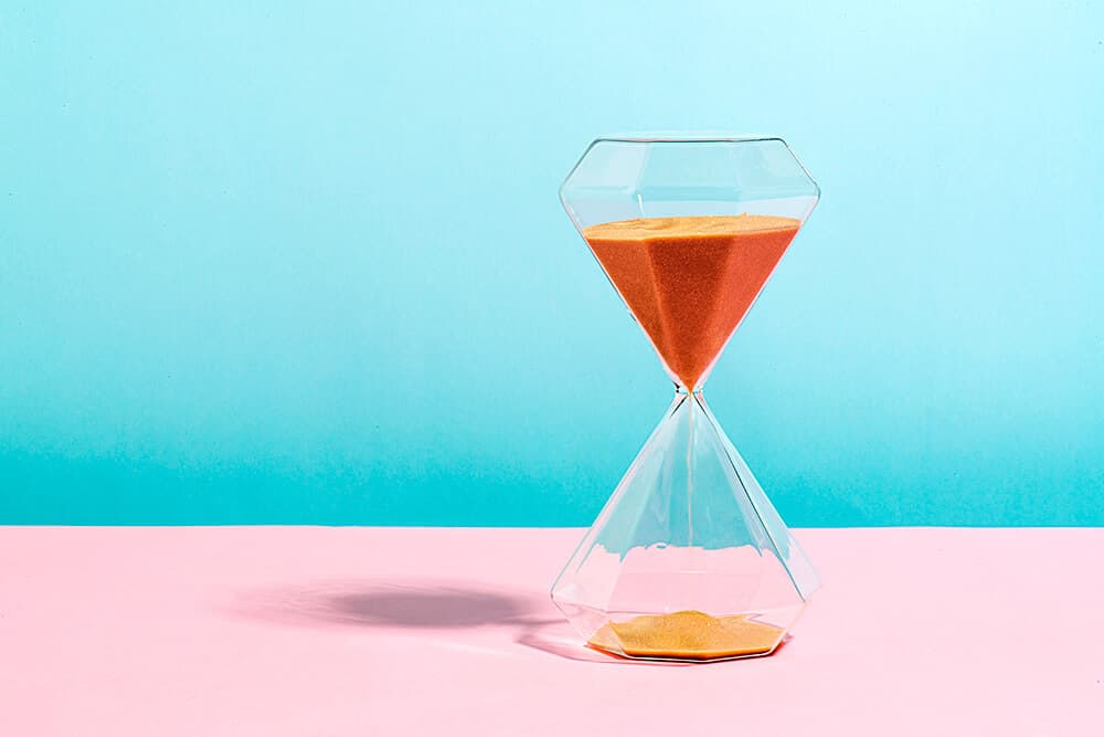 Ilustracja artykułu: Past Simple i Past Continuous – porównanie czasów i ćwiczenia