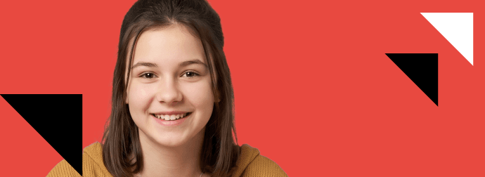 Korepetycje z duńskiego, kafelek hero z osobą uczącą się przy biurku