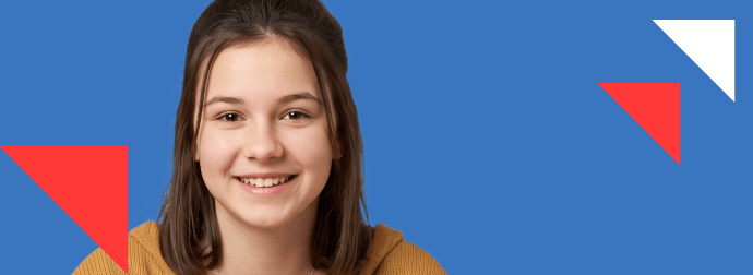 Korepetycje z francuskiego, kafelek hero z osobą uczącą się przy biurku