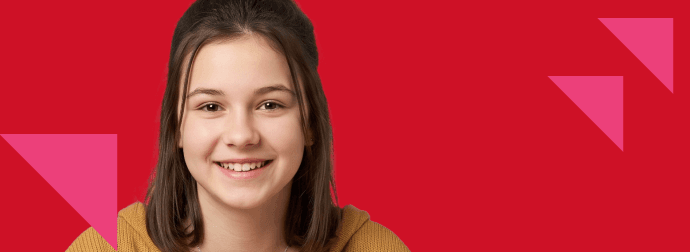 Korepetycje z japońskiego, kafelek hero z osobą uczącą się przy biurku