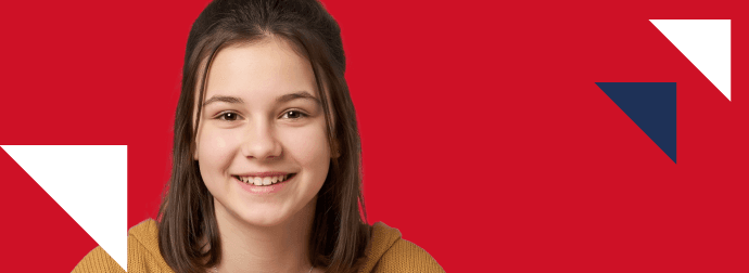 Korepetycje z polskiego jako obcego, kafelek hero z osobą uczącą się przy biurku