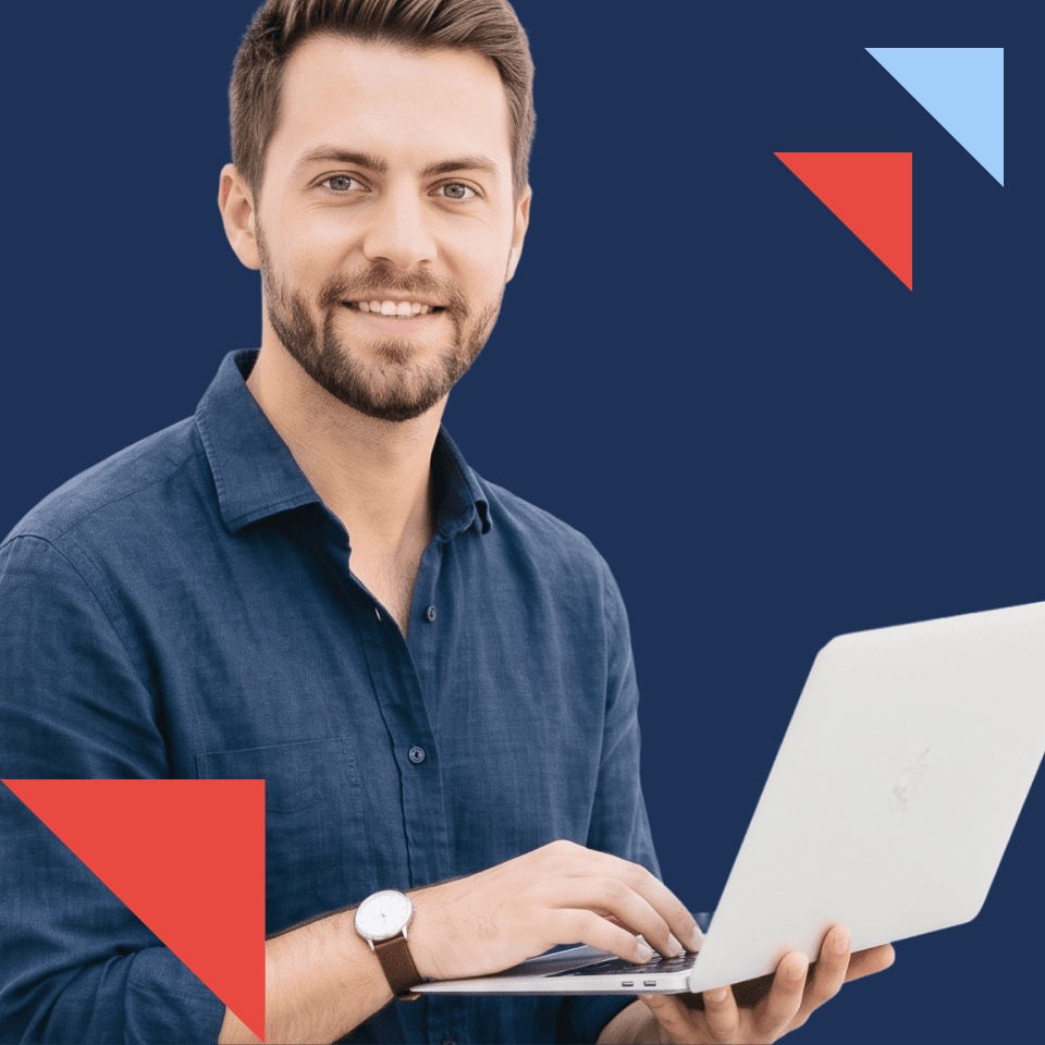 Kurs angielskiego online, kafelek hero z osobą uczącą się przy laptopie