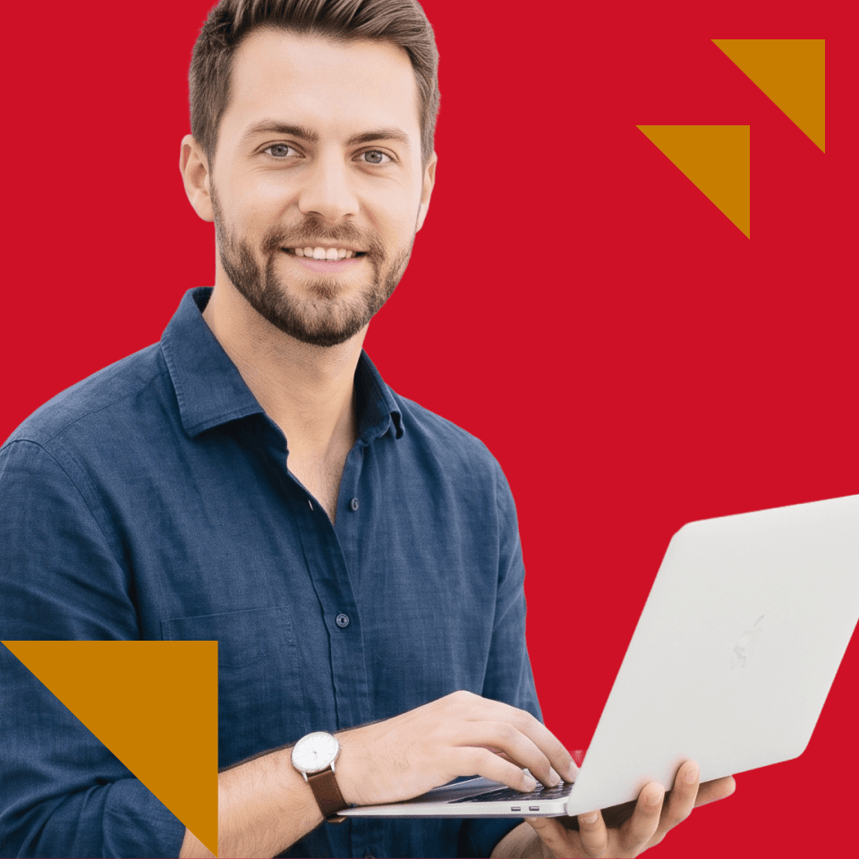 Kurs chińskiego online, kafelek hero z osobą uczącą się przy laptopie