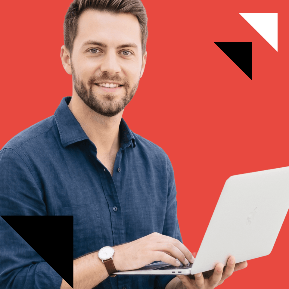 Kurs duńskiego online, kafelek hero z osobą uczącą się przy laptopie