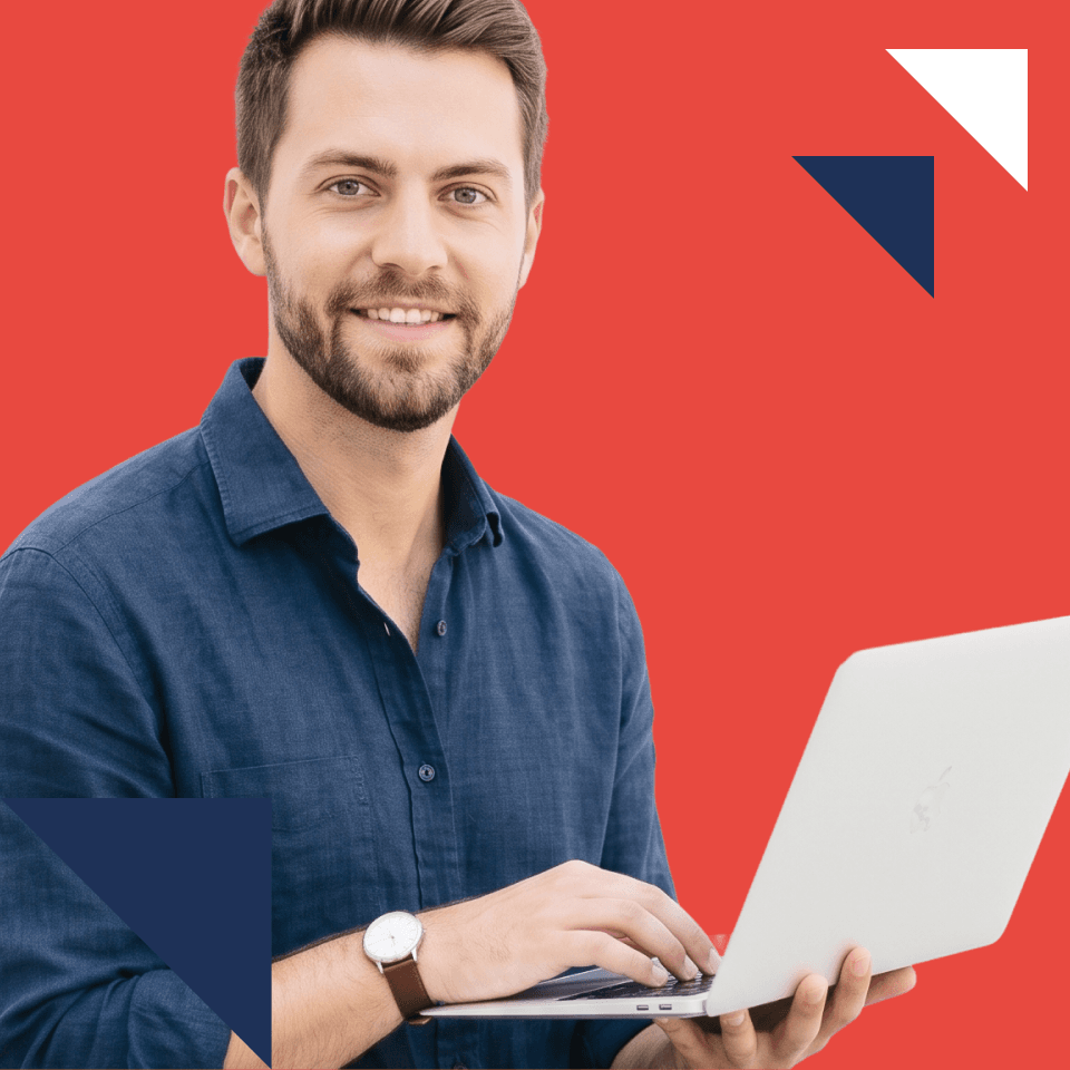 Kurs norweskiego online, kafelek hero z osobą uczącą się przy laptopie