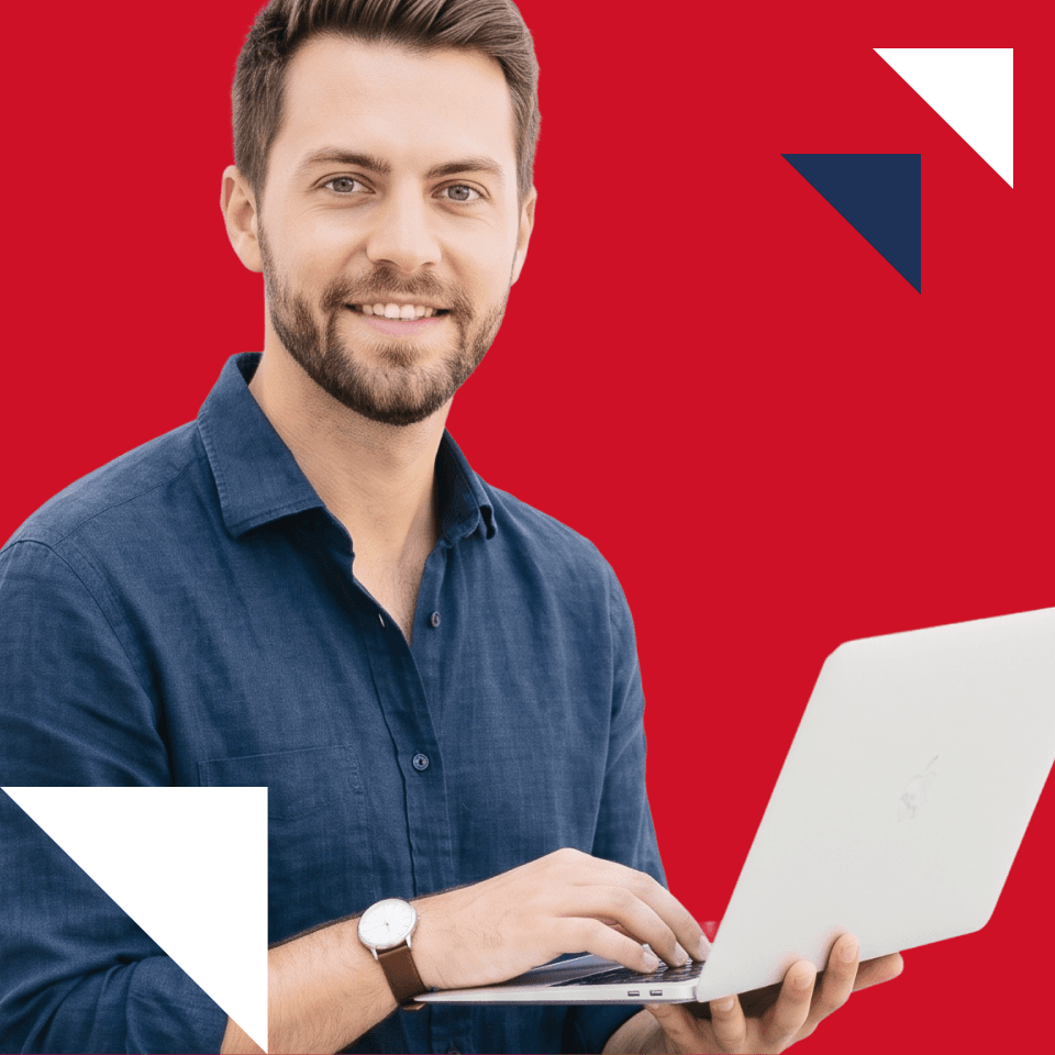 Kurs polskiego jako obcego online, kafelek hero z osobą uczącą się przy laptopie