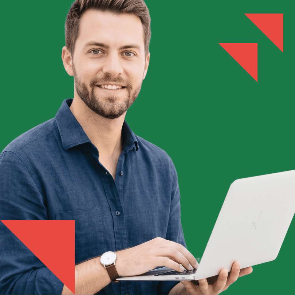 Kurs portugalskiego online, kafelek hero z osobą uczącą się przy laptopie