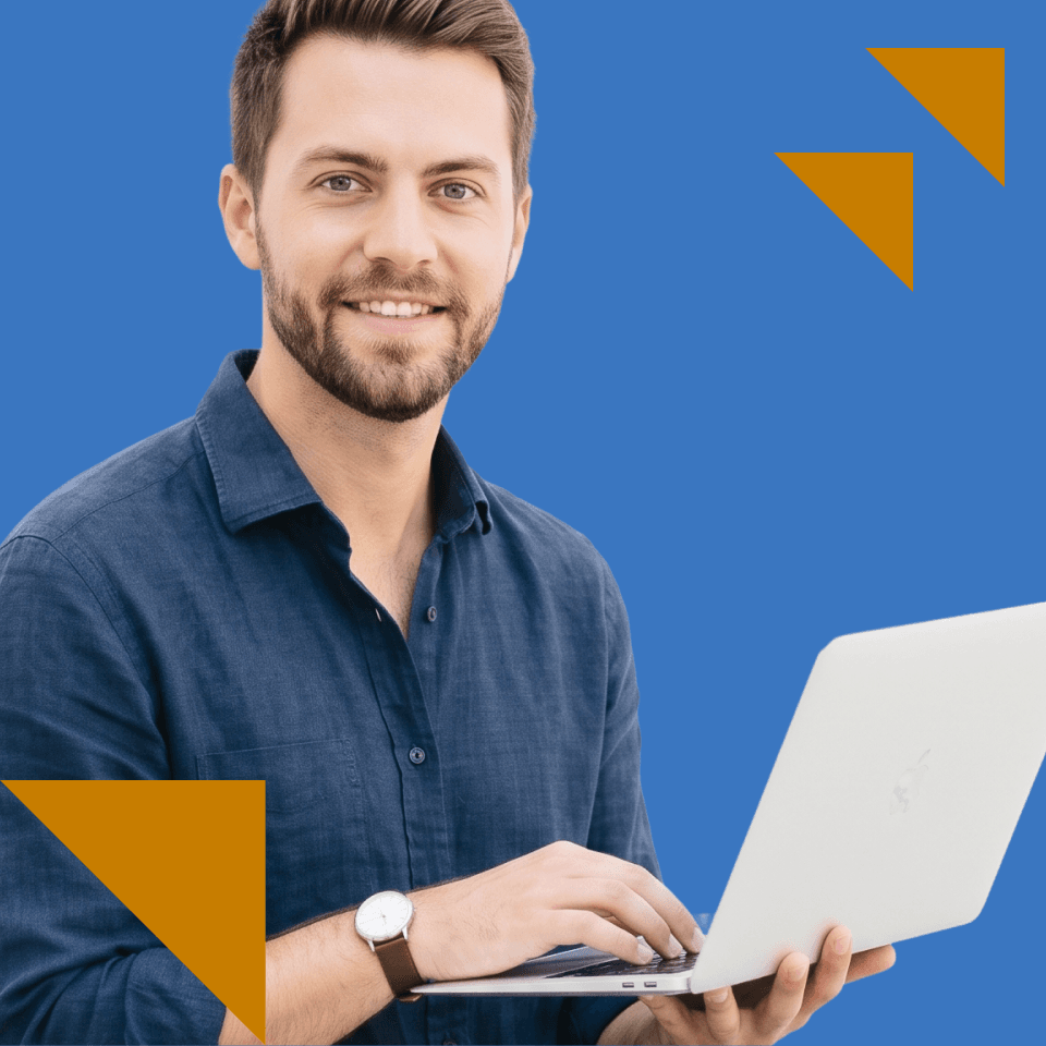 Kurs ukraińskiego online, kafelek hero z osobą uczącą się przy laptopie