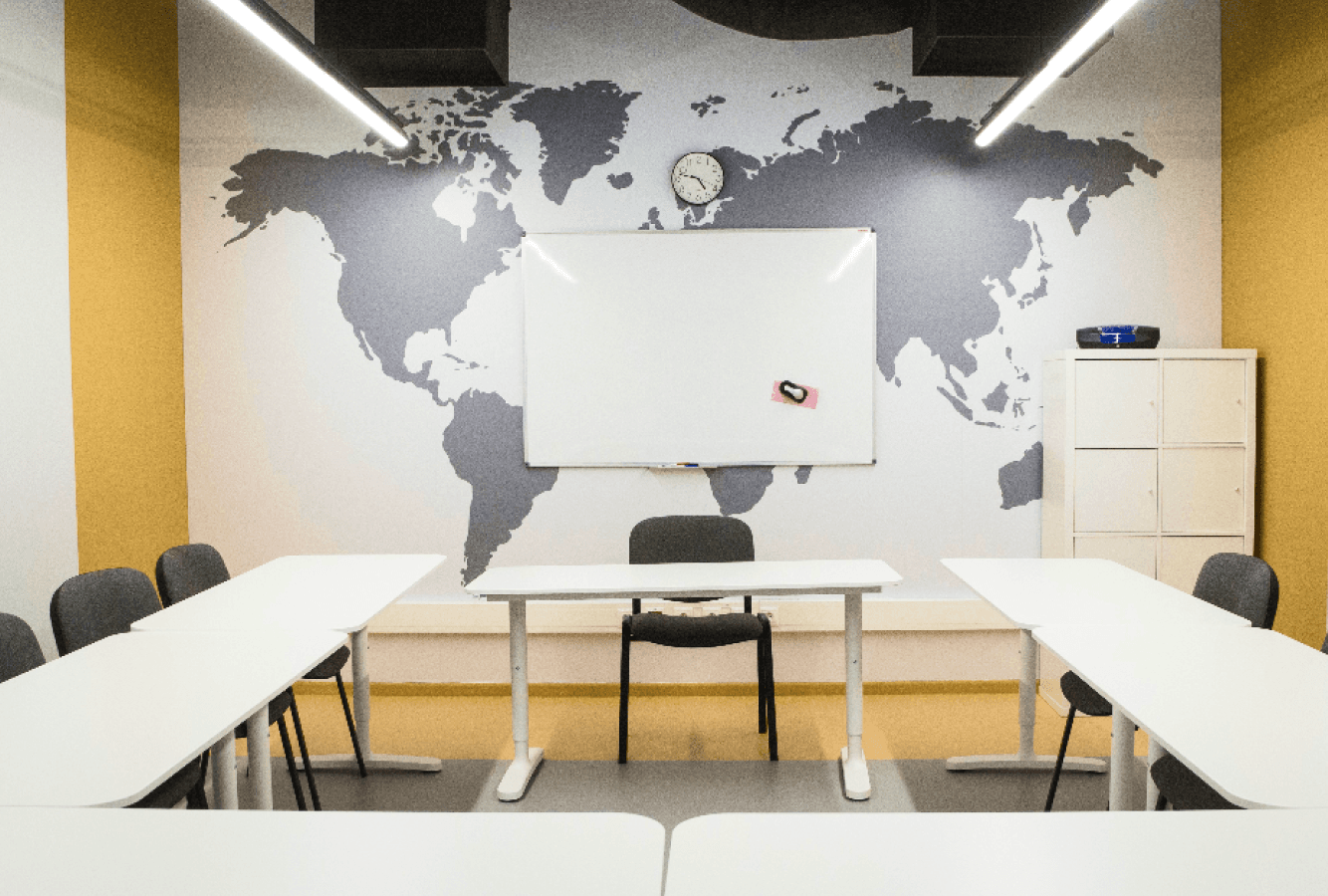 Sala konferencyjna przygotowana do spotkania biznesowego